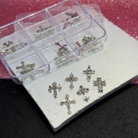 Набір фігурок для нігтів "Gothic Crosses Mix" з органайзером 193 фото
